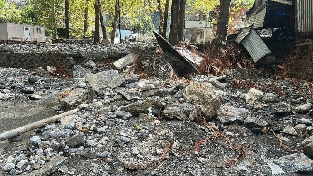 Hatay’da Sel Hayatı Felç Etti: Yollar Çöktü, Evler Hasar Aldı! 6